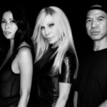 Donatella Versace riparte da Revolve: una nuova avventura indipendente tra moda e beauty
