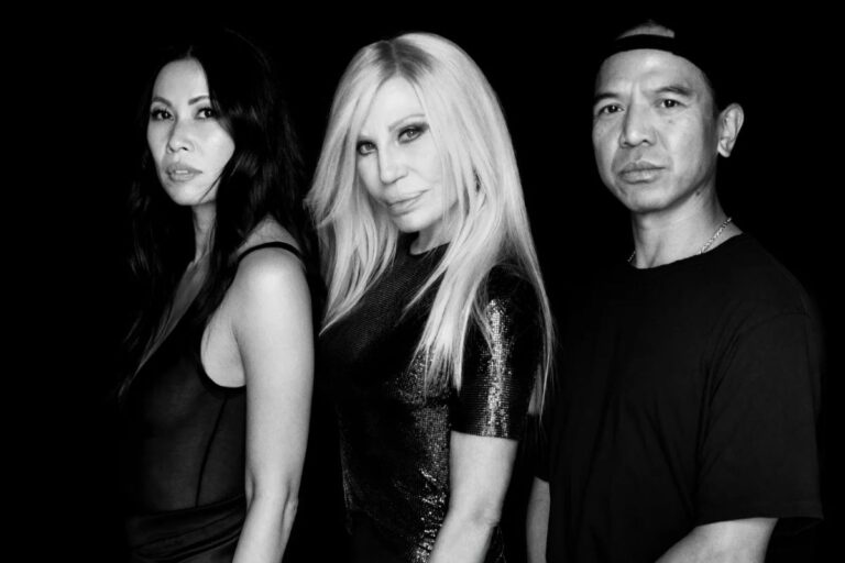 Donatella Versace riparte da Revolve: una nuova avventura indipendente tra moda e beauty