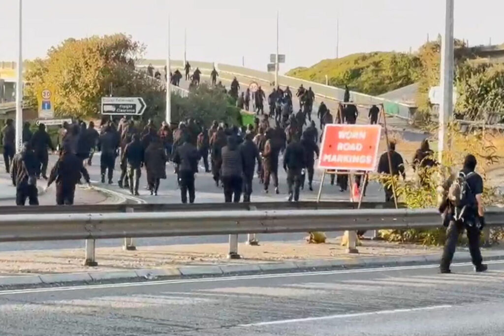 Tensione a Dover, decine di attivisti incappucciati bloccano il porto