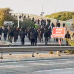 Tensione a Dover, decine di attivisti incappucciati bloccano il porto