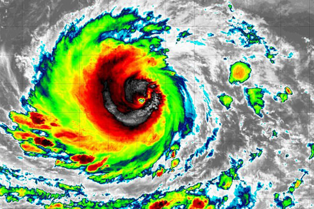 Un potente uragano di categoria 4 ha improvvisamente deviato la propria rotta nel Pacifico, puntando dritto verso l'arcipelago delle Hawaii proprio alla vigilia del fine settimana del Labor Day. L'uragano Lowell, caratterizzato da venti estremi fino a circa 230 km/h (145 mph), minaccia ora la sicurezza di oltre un milione di residenti e turisti.