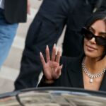 Un tribunale di Parigi ordina di pagare 1 euro di risarcimento a Kim Kardashian per la rapina subita nel 2016.