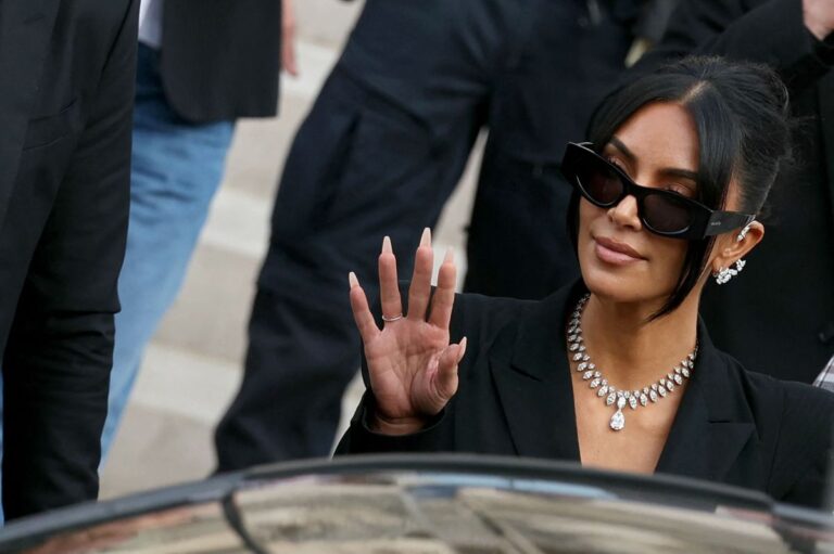 Un tribunale di Parigi ordina di pagare 1 euro di risarcimento a Kim Kardashian per la rapina subita nel 2016.