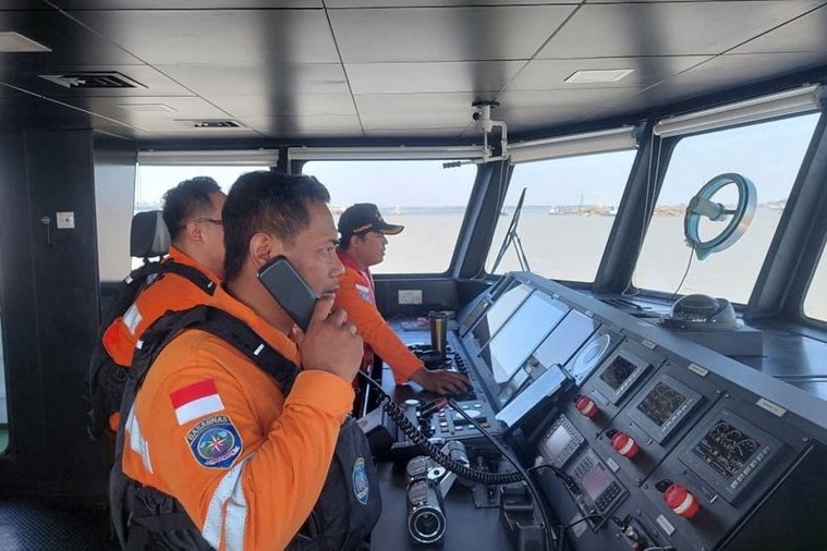 Almeno 6 morti e 130 dispersi dopo il ribaltamento di un traghetto indonesiano, secondo quanto riferito dalle autorità