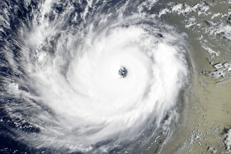 Alle Hawaii arriva Lowell, allarme per piogge torrenziali e inondazioni