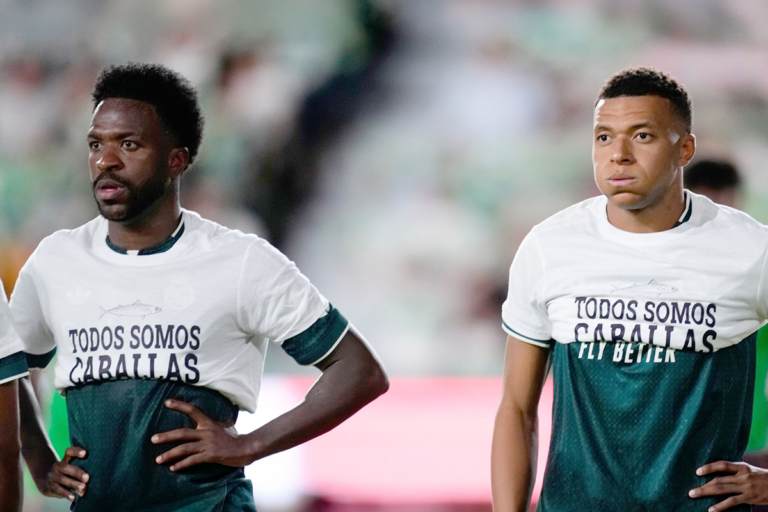 Polemica a Ceuta: Mbappé e Vinícius oscurano il messaggio sulla maglia, il Real Madrid difende la libertà dei giocatori
