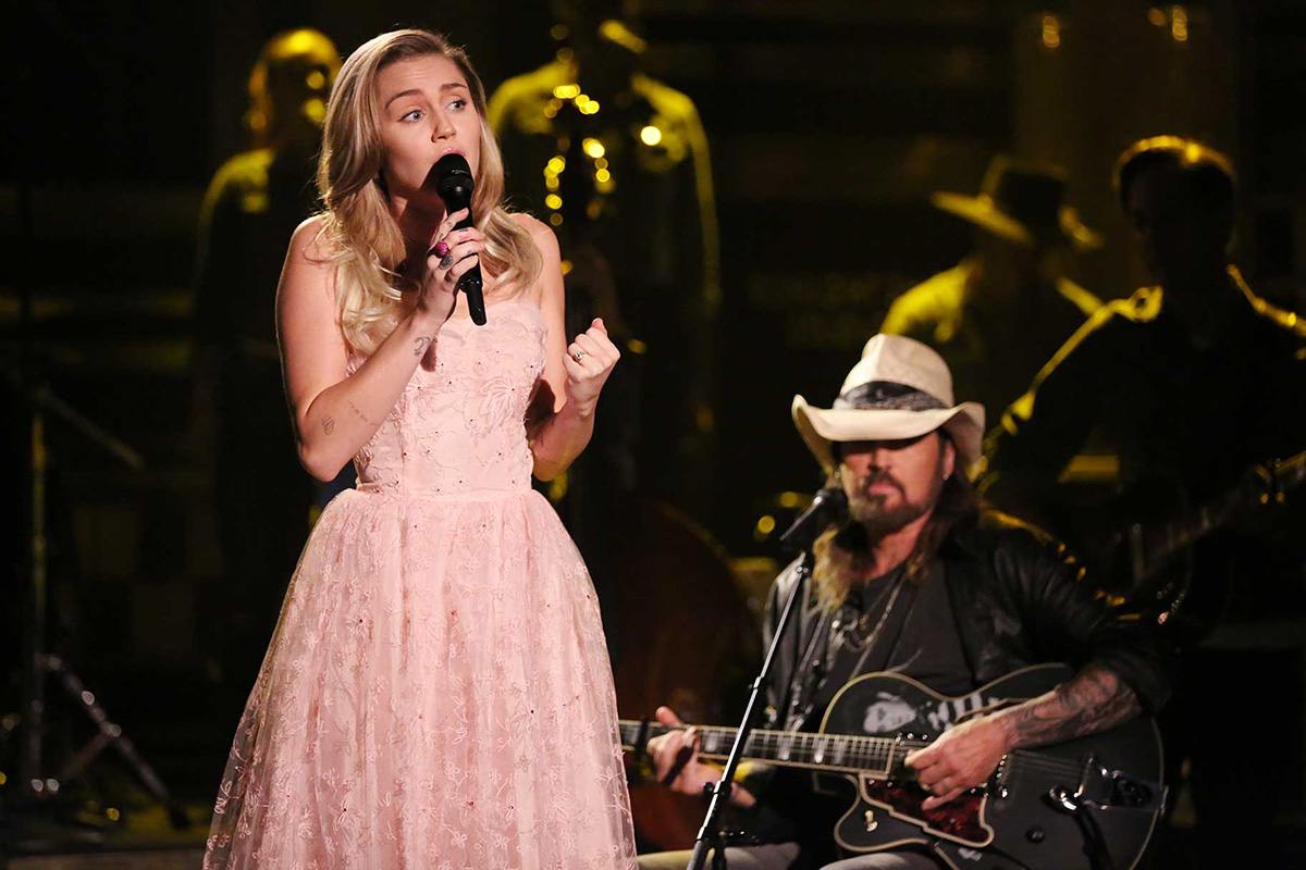 Billy Ray Cyrus benedice la scelta della figlia di chiamarsi solo Miley