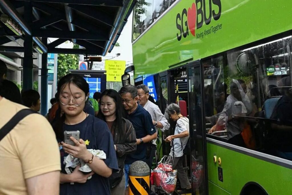 A Singapore multe sui bus per la musica ad alto volume e i piedi sui sedili