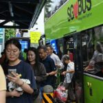 A Singapore multe sui bus per la musica ad alto volume e i piedi sui sedili