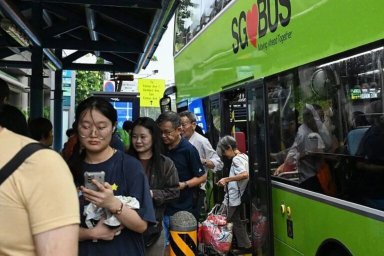 A Singapore multe sui bus per la musica ad alto volume e i piedi sui sedili