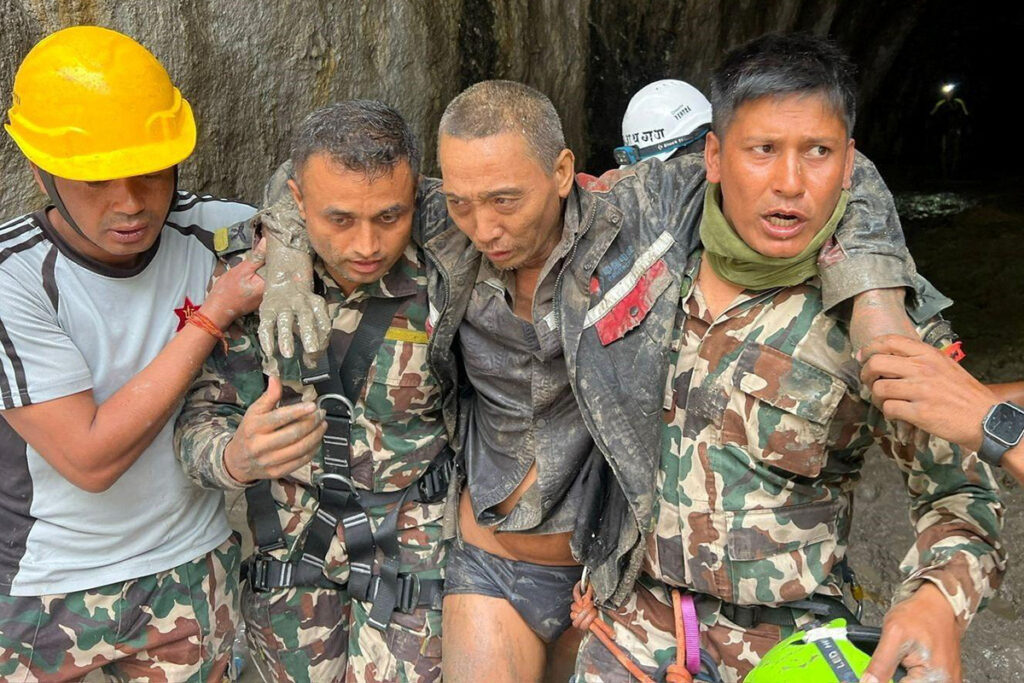 In Nepal i soccorritori salvano un sopravvissuto dopo 10 giorni