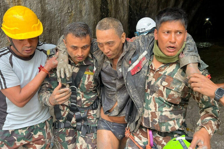 In Nepal i soccorritori salvano un sopravvissuto dopo 10 giorni