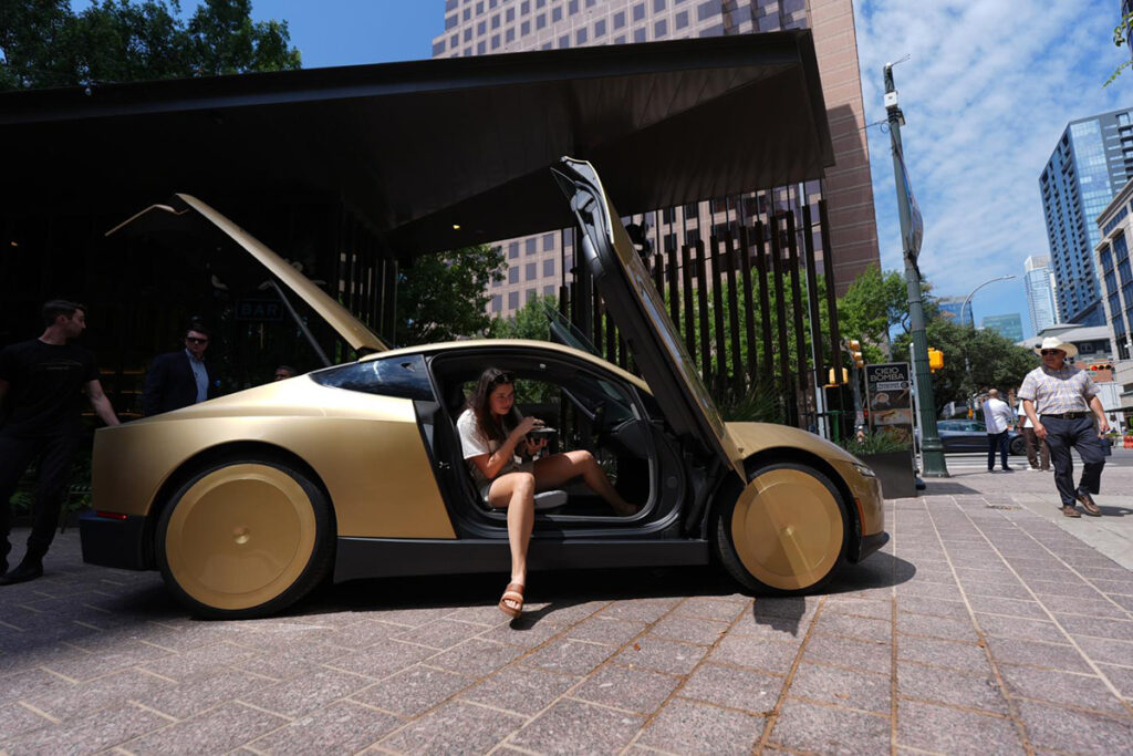 Tesla presenta ad Austin i Cybercab senza autista e senza volante