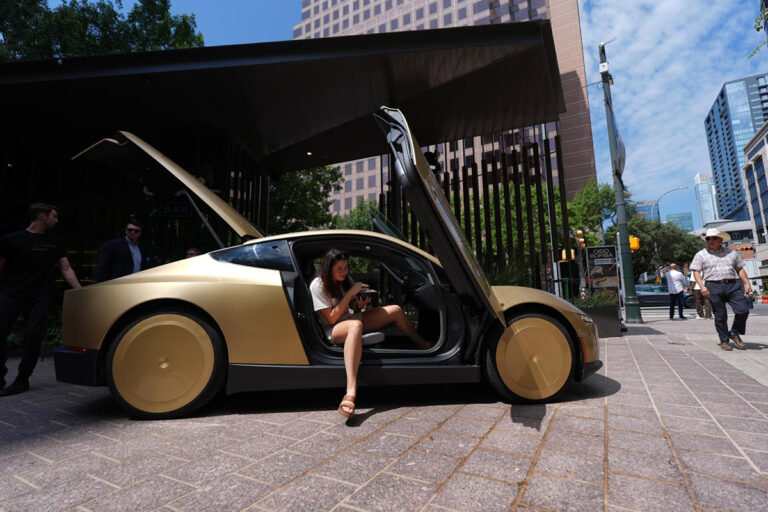 Tesla presenta ad Austin i Cybercab senza autista e senza volante
