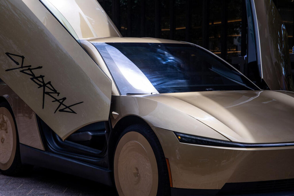 AUSTIN (Texas) – Decine di Cybercab a guida autonoma, privi di volante e pedali del freno, hanno iniziato a circolare per le strade di Austin. Con questa mossa, Elon Musk scommette apertamente sulla capacità degli utenti americani di superare le proprie paure e salire a bordo di veicoli sui quali i passeggeri non hanno alcun controllo manuale in caso di emergenza.