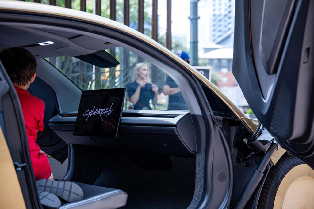 AUSTIN (Texas) – Decine di Cybercab a guida autonoma, privi di volante e pedali del freno, hanno iniziato a circolare per le strade di Austin. Con questa mossa, Elon Musk scommette apertamente sulla capacità degli utenti americani di superare le proprie paure e salire a bordo di veicoli sui quali i passeggeri non hanno alcun controllo manuale in caso di emergenza.