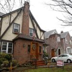 Venduta per quasi 2 milioni di dollari la casa d'infanzia di Donald Trump: da rifugio abbandonato a villa di lusso