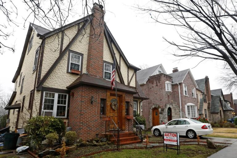 Venduta per quasi 2 milioni di dollari la casa d'infanzia di Donald Trump: da rifugio abbandonato a villa di lusso