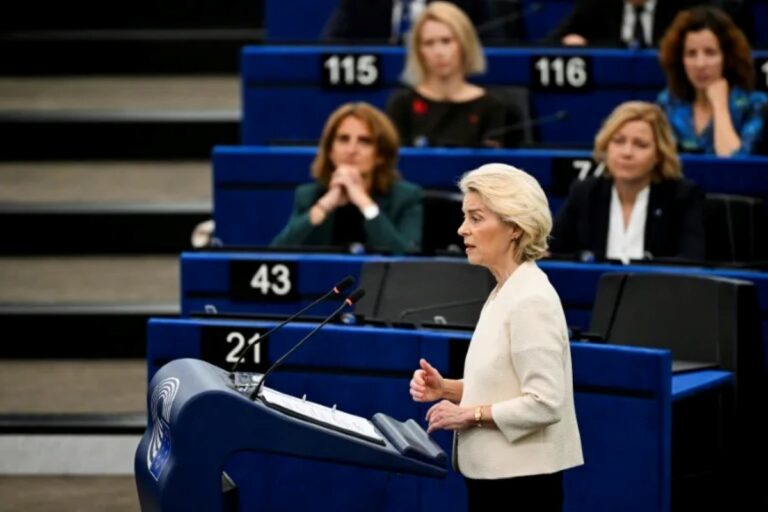 L’Unione Europea dichiara guerra alla dipendenza da social: stop sotto i 13 anni e paletti fino ai 15