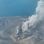 Indonesia: erutta l'Anak Krakatau. Chiusi 6 aeroporti, oltre 150.000 passeggeri a terra