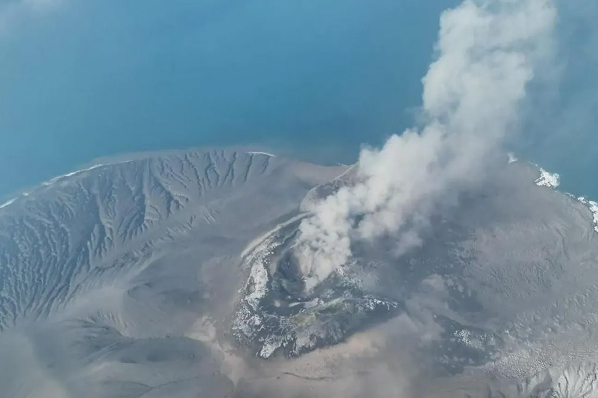Indonesia: erutta l'Anak Krakatau. Chiusi 6 aeroporti, oltre 150.000 passeggeri a terra