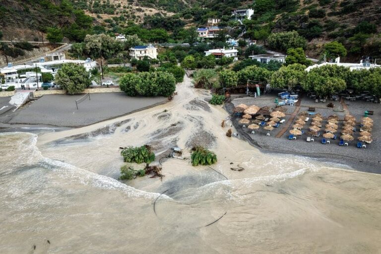 Maltempo in Grecia: violente alluvioni travolgono Creta, auto in mare e turisti evacuati