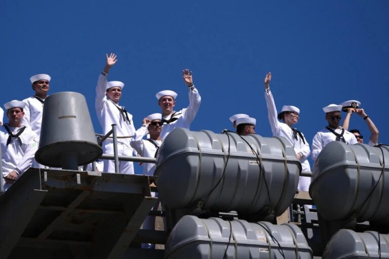 Il ritorno della USS Abraham Lincoln: abbracci al porto dopo dieci mesi in mare, ma non mancano le polemiche