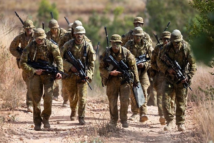 Tragedia durante un’esercitazione militare in Australia: morto un soldato, cinque feriti