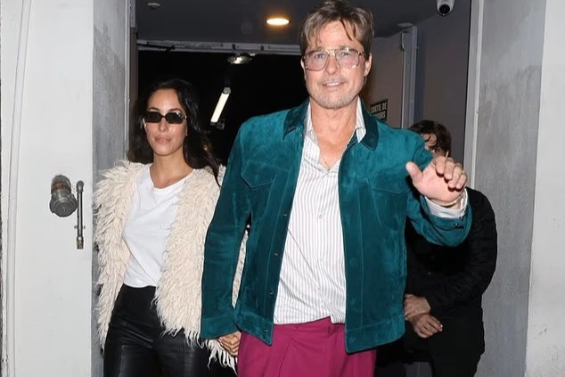 Brad Pitt conquista Parigi: pantaloni magenta e sguardi d'intesa con Ines de Ramon