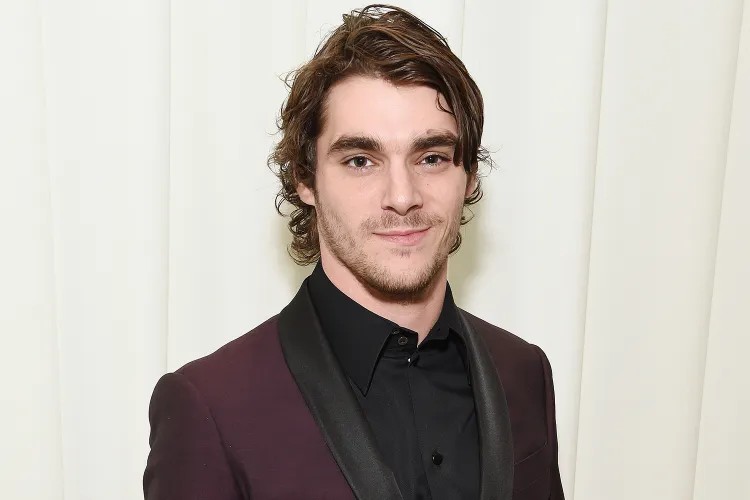 L'attore statunitense RJ Mitte è scomparso lunedì 12 ottobre all'età di 34 anni. A dare la notizia e a confermare che si è trattato di un gesto estremo è stato il suo portavoce al magazine PEOPLE, diffondendo una nota intrisa di dolore: «Con profonda tristezza annunciamo la tragica scomparsa dell'amato attore, filantropo e appassionato difensore dei diritti delle persone con disabilità».
