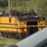 Florida, tamponamento a catena coinvolge uno scuolabus che si ribalta