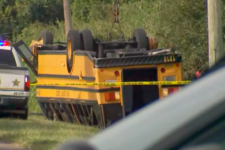 Florida, tamponamento a catena coinvolge uno scuolabus che si ribalta