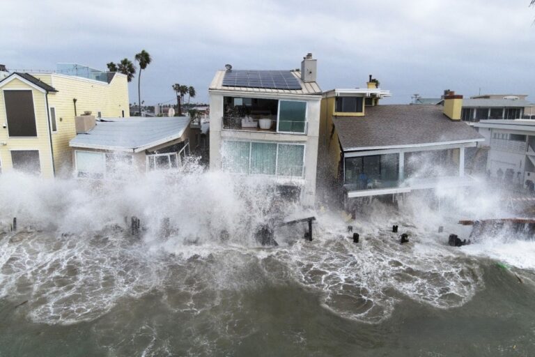 California, la furia dell'oceano devasta Long Beach: case sull'orlo del baratro dopo la tempesta Rachel