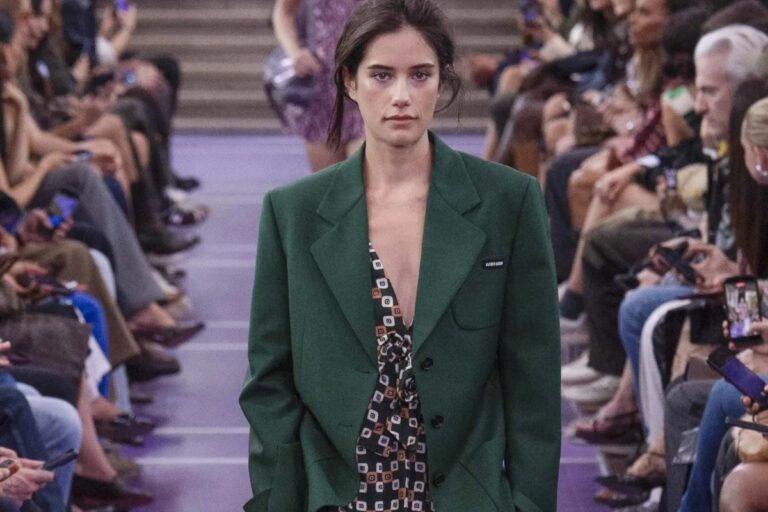 Ella Bleu Travolta conquista Parigi: debutto in passerella per Miu Miu e un futuro tra moda, cinema e musica