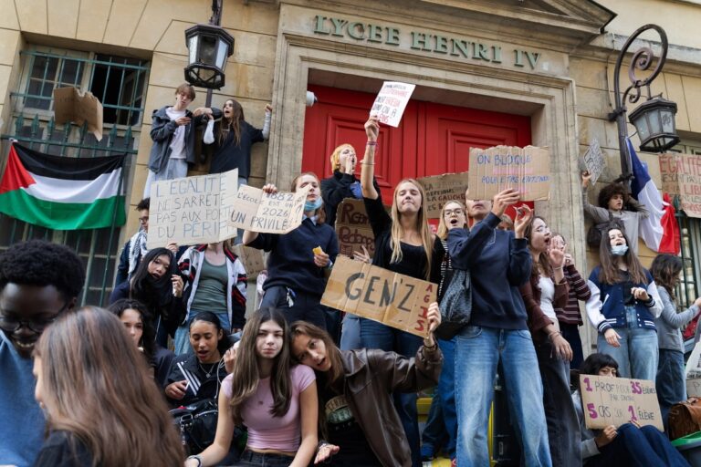 Oltre 250 mila in piazza in Francia: esplode la rabbia della scuola contro i tagli