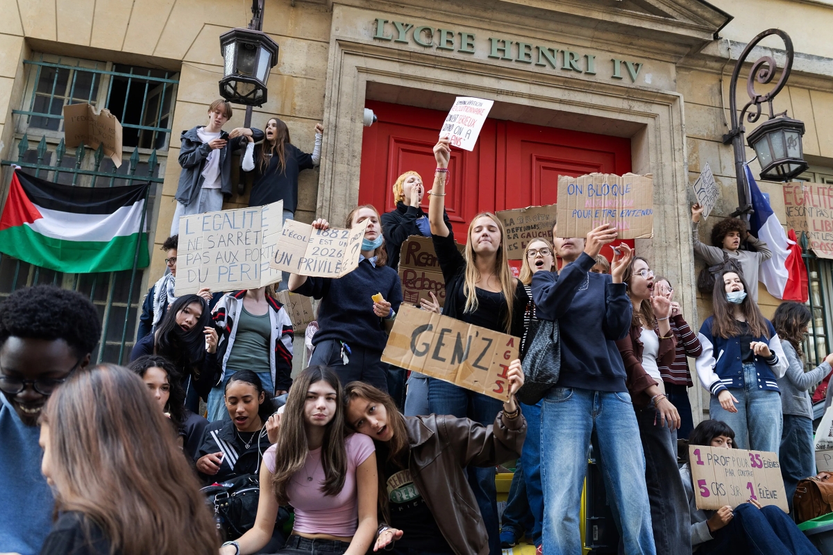 Oltre 250 mila in piazza in Francia: esplode la rabbia della scuola contro i tagli