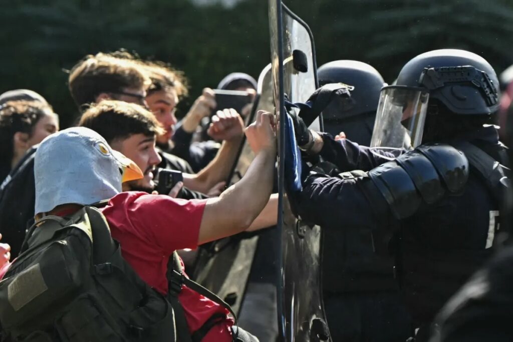Francia a ferro e fuoco: rivolta studentesca contro i tagli alla scuola, oltre 5.000 arresti