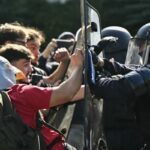 Francia a ferro e fuoco: rivolta studentesca contro i tagli alla scuola, oltre 5.000 arresti