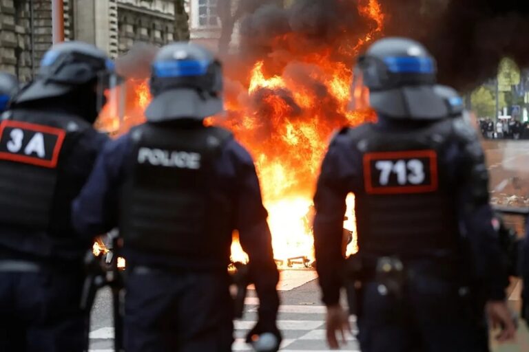 Francia, la rivolta della scuola degenera in guerriglia: preside cosparso di benzina a Marsiglia, oltre 600 fermi