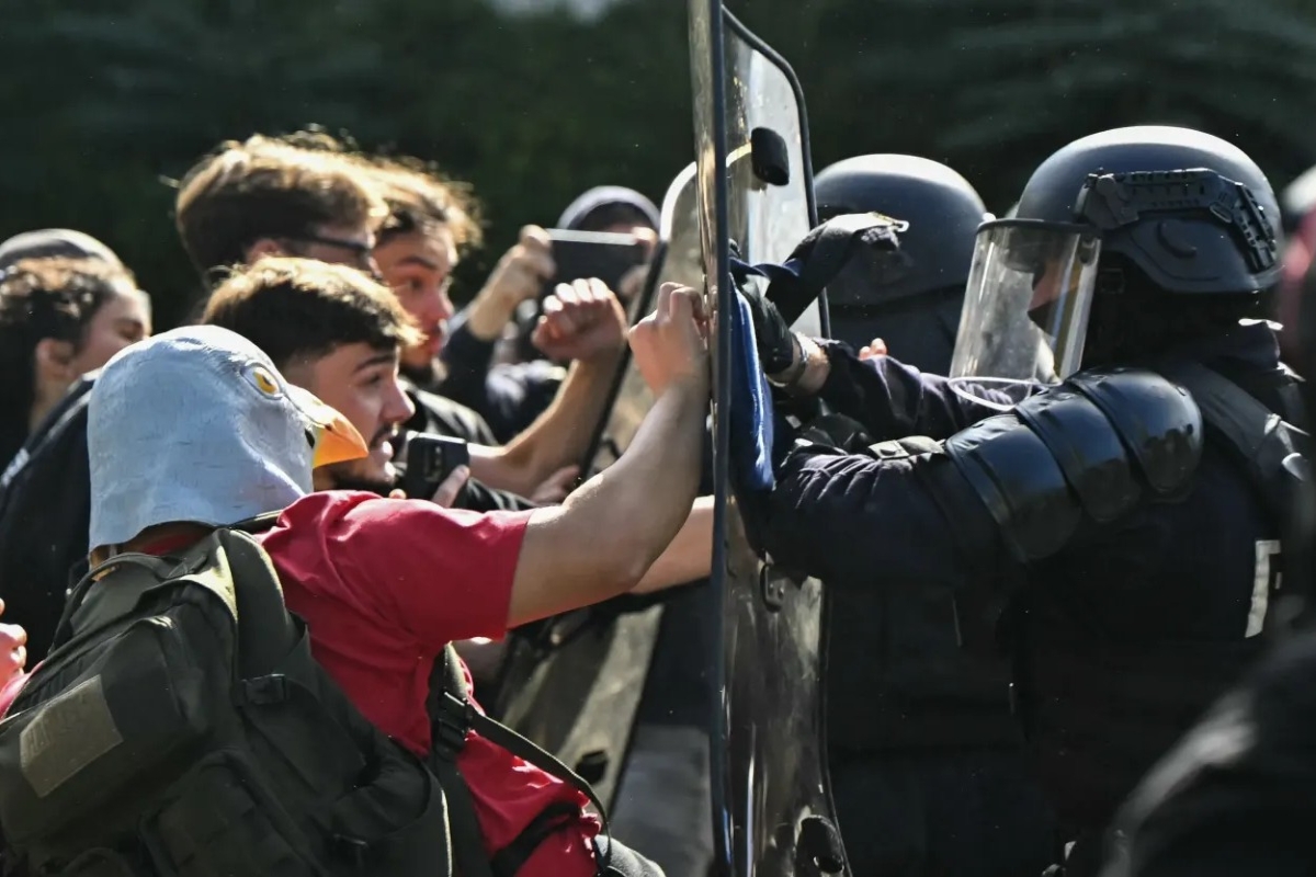 Francia a ferro e fuoco: rivolta studentesca contro i tagli alla scuola, oltre 5.000 arresti