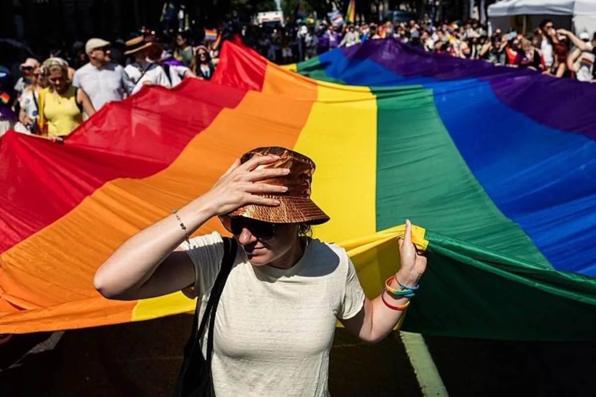 Svolta a Budapest: il Parlamento cancella la legge anti-LGBTQ dell'era Orbán. Da Bruxelles via libera a 4,2 miliardi di fondi UE