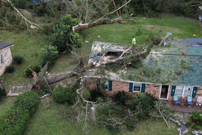 L’uragano Isaias devasta il Sud-Est degli Stati Uniti: almeno quattro morti e centinaia di migliaia di blackout. Allerta anche a Ovest per la tempesta Rachel