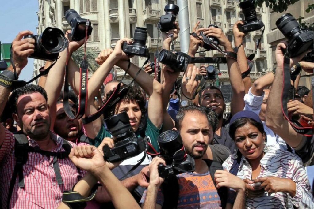 Egitto, blitz contro la piattaforma di fact-checking Matsda2sh: sei giornalisti arrestati e accusati di terrorismo