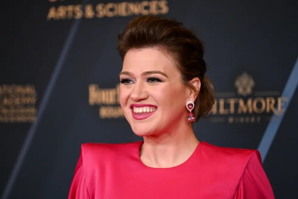 Scontro social tra Kelly Clarkson e un negozio di Brooklyn: lite stile "Pretty Woman" per un uccellino da 15.000 dollari