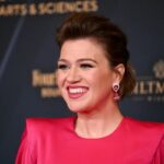 Scontro social tra Kelly Clarkson e un negozio di Brooklyn: lite stile "Pretty Woman" per un uccellino da 15.000 dollari
