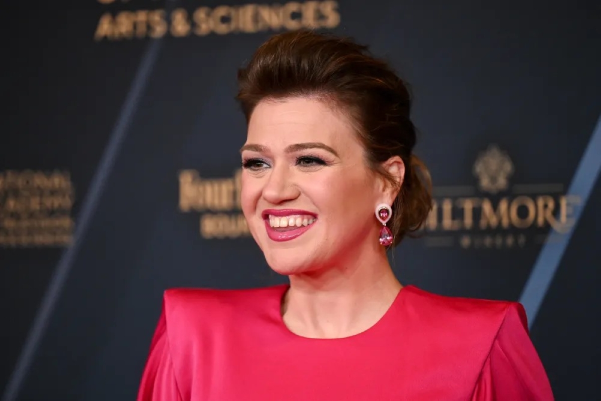 Scontro social tra Kelly Clarkson e un negozio di Brooklyn: lite stile "Pretty Woman" per un uccellino da 15.000 dollari