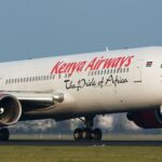 Tragedia sul volo Kenya Airways: tenta di aprire il portellone in quota, bloccato dai passeggeri muore prima dell’atterraggio