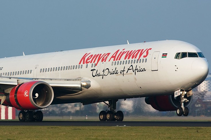 Tragedia sul volo Kenya Airways: tenta di aprire il portellone in quota, bloccato dai passeggeri muore prima dell’atterraggio
