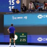 Tennis, caos al China Open: Medvedev colpisce uno spettatore e viene squalificato. Djokovic vola in finale