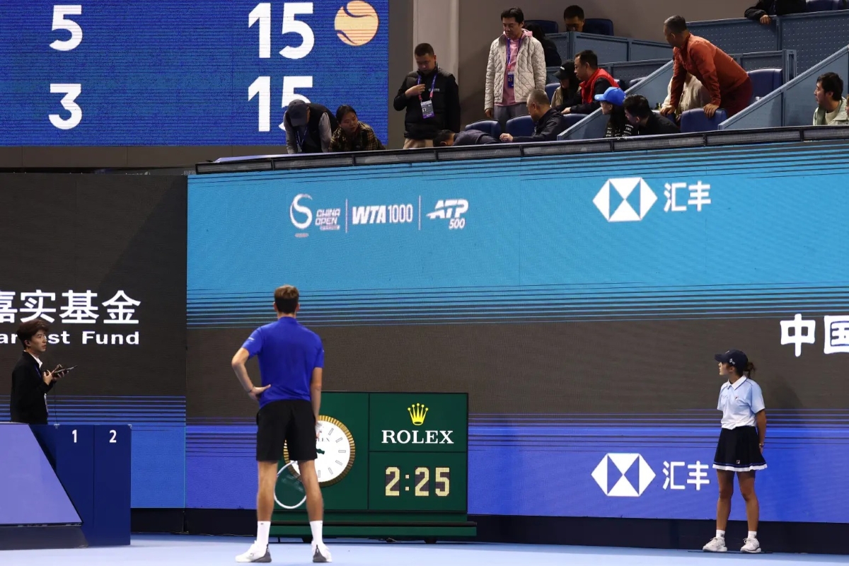 Tennis, caos al China Open: Medvedev colpisce uno spettatore e viene squalificato. Djokovic vola in finale